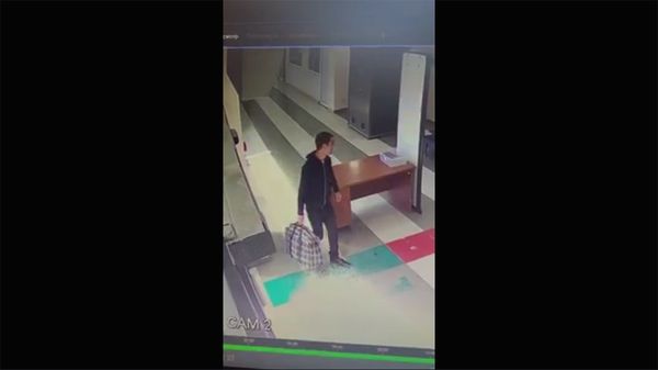 Сотрудник таможни поплатился за нашумевшее видео о проходящем через рентген мужчине Сотрудник таможни поплатился за нашумевшее видео о проходящем через рентген мужчине - Sputnik Армения
