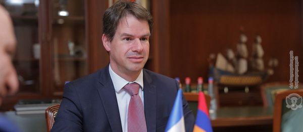 Чрезвычайный и Полномочный посол Франции в Армении Джонатан Лакот во время встречи с министром обороны Армении Дaвидом Тoнояном (8 апреля 2019). Еревaн - Sputnik Արմենիա