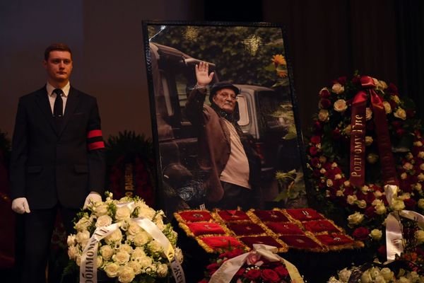 Еще до начала церемонии прощания перед Домом кино выстроилась большая очередь людей - Sputnik Армения