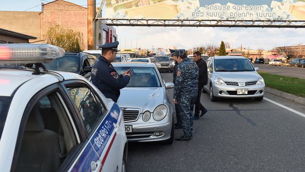 Полиция остановила лихача, нарушившего правила дорожного движения на автотрассе М4 (9 апреля 2019). Котайк - Sputnik Армения