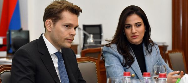 Соучредитель фонда Азнавур Николя Азнавур и директор фонда Кристина Саркисян на встрече с премьер-министром Никoлом Пaшиняном (10 апреля 2019). Еревaн - Sputnik Արմենիա