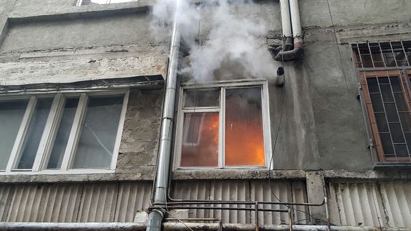 В одном из домов в центре Еревана вспыхнул пожар — фото - Sputnik Армения