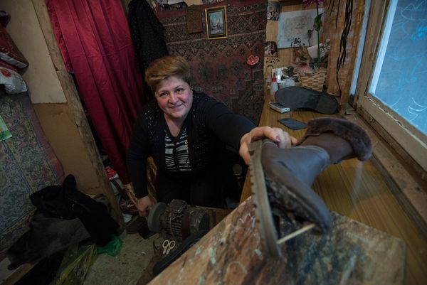 Сапожник Гаяне Гампарян ломает стереотип о том, что сапожное мастерство – чисто мужское ремесло Сапожник Гаяне Гампарян ломает стереотип о том, что сапожное мастерство – чисто мужское ремесло - Sputnik Армения