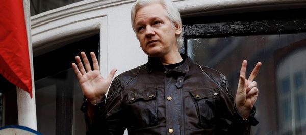 Основатель WikiLeaks Джулиан Ассанж на балконе посольства Эквадора в Великобритании (19 мая 2017). Лондон - Sputnik Армения