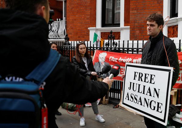 Сторонник основателя WikiLeaks Джулиана Ассанжа беседует с журналистами после того, как Ассанж был арестован британской полицией у посольства Эквадора в Великобритании (11 апреля 2019). Лондон - Sputnik Армения