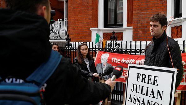 Сторонник основателя WikiLeaks Джулиана Ассанжа беседует с журналистами после того, как Ассанж был арестован британской полицией у посольства Эквадора в Великобритании (11 апреля 2019). Лондон Сторонник основателя WikiLeaks Джулиана Ассанжа беседует с журналистами после того, как Ассанж был арестован британской полицией у посольства Эквадора в Великобритании (11 апреля 2019). Лондон - Sputnik Армения