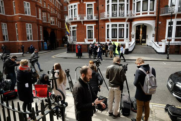 Сторонники основателя WikiLeaks Джулиана Ассанжа у посольства Эквадора в Великобритании (11 апреля 2019). Лондон - Sputnik Армения