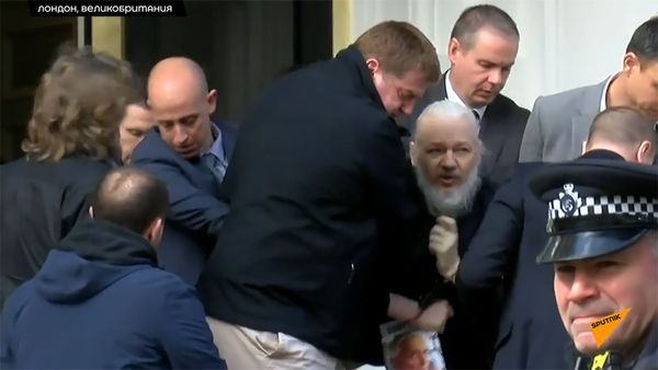 Кадр вывода основателя основателя WikiLeaks Джулиана Ассанжа из здания посольства Эквадора в Великобритании (11 апреля 2019). Лондон - Sputnik Армения