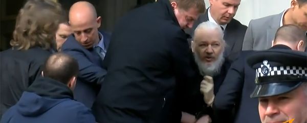 Кадр вывода основателя основателя WikiLeaks Джулиана Ассанжа из здания посольства Эквадора в Великобритании (11 апреля 2019). Лондон - Sputnik Армения