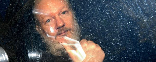 Основатель WikiLeaks Джулиан Ассанж в полицейском автомобиле (11 апреля 2019). Лондон - Sputnik Армения
