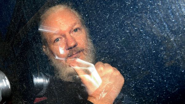 Основатель WikiLeaks Джулиан Ассанж в полицейском автомобиле (11 апреля 2019). Лондон - Sputnik Армения