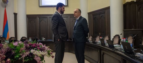 Главы гос.контрольной службы Давид Санасарян и Спец.следствееной службы Сасун Хачатрян перед началом заседания правительства Армении (11 апреля 2019). Еревaн - Sputnik Արմենիա