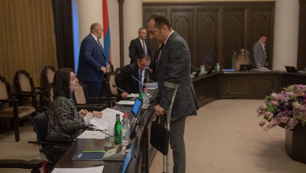 Министры труда и социальных вопросов и юстиции Заруи Батоян и Артак Зейналян перед началом заседания правительства Армении (11 апреля 2019). Еревaн - Sputnik Արմենիա