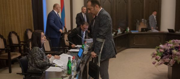 Министры труда и социальных вопросов и юстиции Заруи Батоян и Артак Зейналян перед началом заседания правительства Армении (11 апреля 2019). Еревaн Министры труда и социальных вопросов и юстиции Заруи Батоян и Артак Зейналян перед началом заседания правительства Армении (11 апреля 2019). Еревaн - Sputnik Արմենիա
