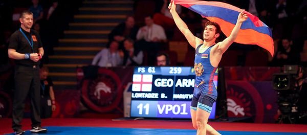 Армянский борец Арсен Арутюнян на Чемпионате Европы по борьбе после победы в финале с грузинским борцом Бекой Ломтадзе (10 апреля 2019). Бухарест Армянский борец Арсен Арутюнян на Чемпионате Европы по борьбе после победы в финале с грузинским борцом Бекой Ломтадзе (10 апреля 2019). Бухарест - Sputnik Արմենիա