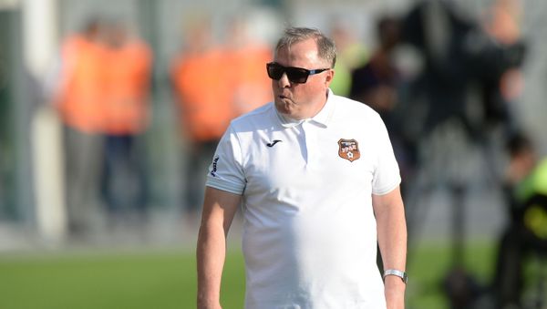 Главный тренер команды Урал Александр Тарханов во время матча чемпионата России по футболу между командами Урал - ЦСКА (19 августа 2017). Екатерингург - Sputnik Армения