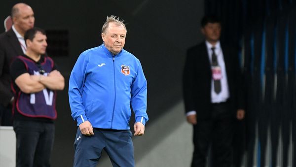 Главный тренер Урала Александр Тарханов во время финального матча Кубка России по футболу сезона 2016/2017 между ФК Урал - Локомотив (2 мая 2017). Сочи - Sputnik Արմենիա
