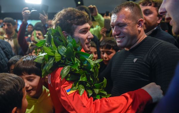 Армянские болельщики встречают чемпиона Европы Арсена Арутюняна в аэропорту Звартноц (12 апреля 2019). Еревaн - Sputnik Армения