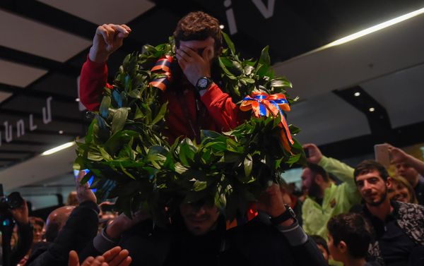 Армянские болельщики встречают чемпиона Европы Арсена Арутюняна в аэропорту Звартноц (12 апреля 2019). Еревaн - Sputnik Армения