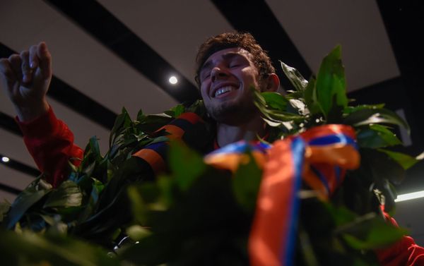 Армянские болельщики встречают чемпиона Европы Арсена Арутюняна в аэропорту Звартноц (12 апреля 2019). Еревaн - Sputnik Армения