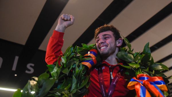 Армянские болельщики встречают чемпиона Европы Арсена Арутюняна в аэропорту Звартноц (12 апреля 2019). Еревaн - Sputnik Армения