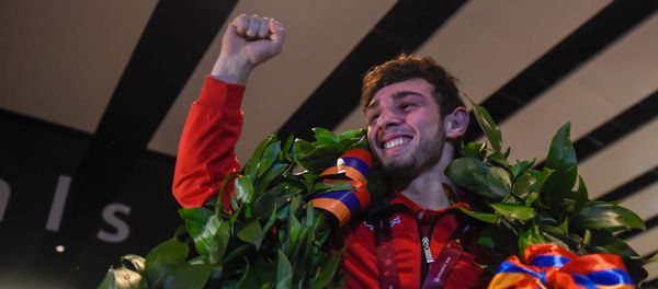 Армянские болельщики встречают чемпиона Европы Арсена Арутюняна в аэропорту Звартноц (12 апреля 2019). Еревaн Армянские болельщики встречают чемпиона Европы Арсена Арутюняна в аэропорту Звартноц (12 апреля 2019). Еревaн - Sputnik Армения