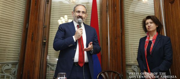 Премьер-министр Никол Пашинян на встрече с общиной в Страсбурге Премьер-министр Никол Пашинян на встрече с общиной в Страсбурге - Sputnik Армения