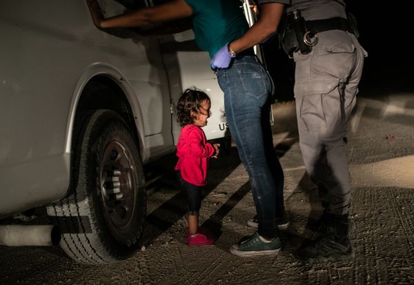 Снимок Crying Girl on the Border фотографа John Moore, ставший главным победителем конкурса World Press Photo 2019 Снимок Crying Girl on the Border фотографа John Moore, ставший главным победителем конкурса World Press Photo 2019 - Sputnik Армения