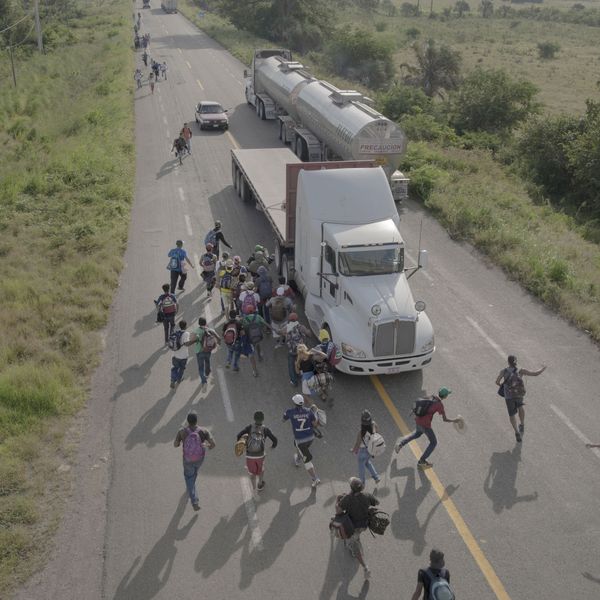 Снимок из серии The Migrant Caravan фотографа Pieter Ten Hoopen, победивший в категории Story of The Year конкурса World Press Photo 2019 Снимок из серии The Migrant Caravan фотографа Pieter Ten Hoopen, победивший в категории Story of The Year конкурса World Press Photo 2019 - Sputnik Армения