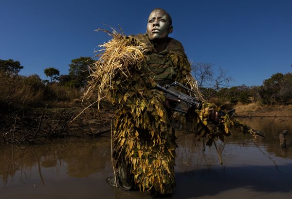 Снимок Akashinga - the Brave Ones фотографа Brent Stirton, победивший в категории Environment конкурса World Press Photo 2019 Снимок Akashinga - the Brave Ones фотографа Brent Stirton, победивший в категории Environment конкурса World Press Photo 2019 - Sputnik Армения