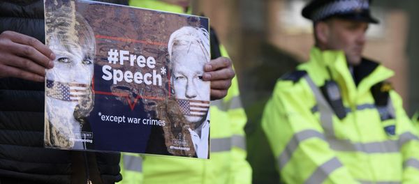 Мужчина с плакатом в поддержку основателя WikiLeaks Джулиана Ассанжа у Вестминстерского суда (11 апреля 2019). Лондон Мужчина с плакатом в поддержку основателя WikiLeaks Джулиана Ассанжа у Вестминстерского суда (11 апреля 2019). Лондон - Sputnik Армения