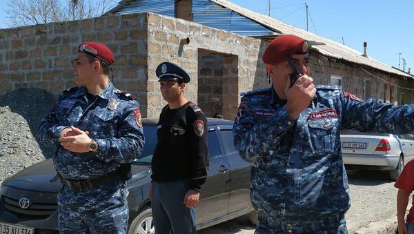 Жители села Зартонк Армавирской области протестуют против главы сельской администрации (13 апреля 2019). Армавир Жители села Зартонк Армавирской области протестуют против главы сельской администрации (13 апреля 2019). Армавир - Sputnik Армения