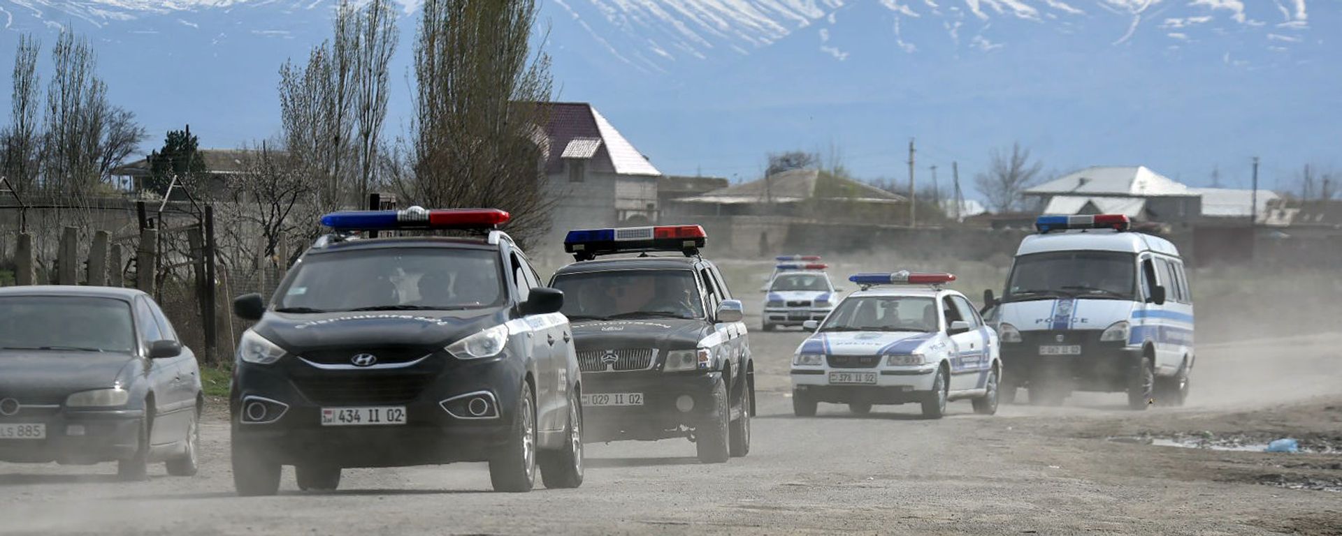 Сотрудники полиции в селе Зартонк (13 апреля 2019). Армавир Сотрудники полиции в селе Зартонк (13 апреля 2019). Армавир - Sputnik Армения, 1920, 22.04.2021