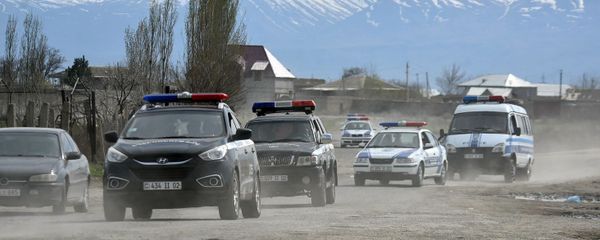 Сотрудники полиции в селе Зартонк (13 апреля 2019). Армавир Сотрудники полиции в селе Зартонк (13 апреля 2019). Армавир - Sputnik Армения