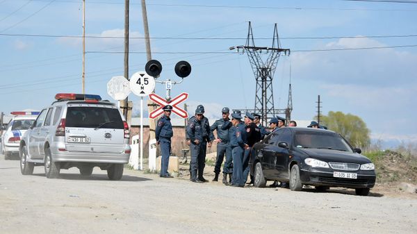Сотрудники полиции в селе Зартонк (13 апреля 2019). Армавир - Sputnik Армения