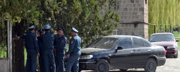 Сотрудники полиции в селе Зартонк (13 апреля 2019). Армавир Сотрудники полиции в селе Зартонк (13 апреля 2019). Армавир - Sputnik Армения