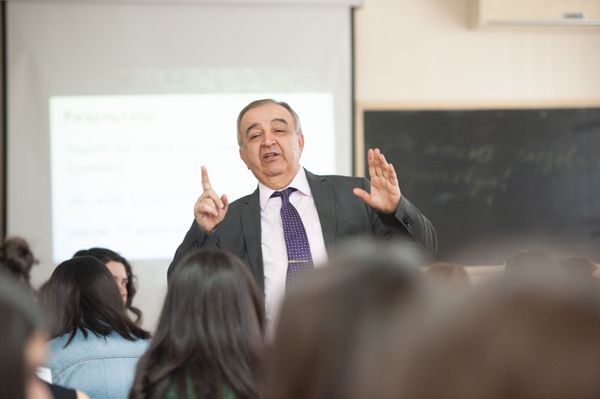 Песси, писси — пессимист? Как Тотальный диктант проходил в Ереване Песси, писси — пессимист? Как Тотальный диктант проходил в Ереване - Sputnik Армения