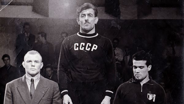 Гурген Шатворян на пьедестале почета Гурген Шатворян на пьедестале почета - Sputnik Армения
