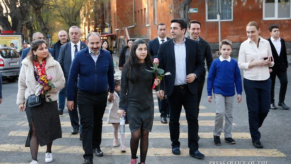 Премьер-министр Никол Пашинян с дочерьми, мэр Еревана Айк Марутян с семьей и вице-спикер Парламента Ален Симонян посетили пьесу Рыба без воды или suicide в театре имени Грачьи Капланяна (13 апреля 2019). Еревaн - Sputnik Армения