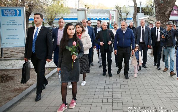 Премьер-министр Никол Пашинян с дочерьми, мэр Еревана Айк Марутян с семьей и вице-спикер Парламента Ален Симонян посетили пьесу Рыба без воды или suicide в театре имени Грачья Капланяна (13 апреля 2019). Еревaн - Sputnik Армения