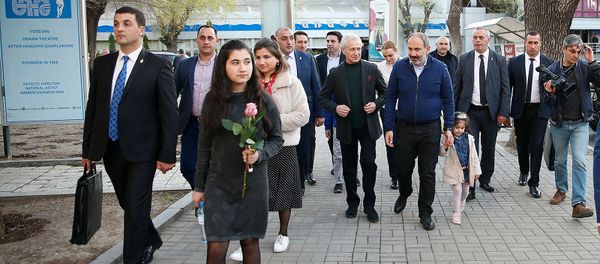 Премьер-министр Никол Пашинян с дочерьми, мэр Еревана Айк Марутян с семьей и вице-спикер Парламента Ален Симонян посетили пьесу Рыба без воды или suicide в театре имени Грачьи Капланяна (13 апреля 2019). Еревaн - Sputnik Արմենիա
