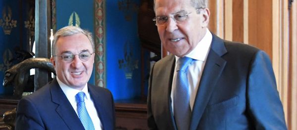 Министры иностранных дел Армении и России Зограб Мнацаканян и Сергей Лавров перед началом встречи с Азербайджанским коллегой Эльмаром Мамедъяровым (15 апреля 2019). Москвa Министры иностранных дел Армении и России Зограб Мнацаканян и Сергей Лавров перед началом встречи с Азербайджанским коллегой Эльмаром Мамедъяровым (15 апреля 2019). Москвa - Sputnik Արմենիա