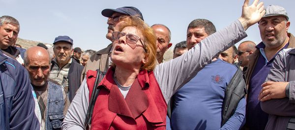 Сотрудники Арарат цемента перекрыли дорогу, ведущую к заводу (15 апреля 2019). Арарат Сотрудники Арарат цемента перекрыли дорогу, ведущую к заводу (15 апреля 2019). Арарат - Sputnik Армения