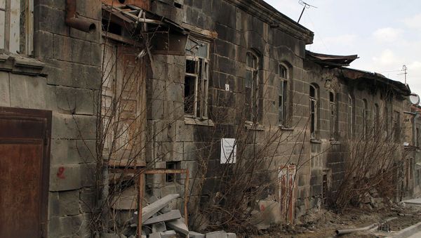 Обрушивающeеся зданиe музея-заповедника Кумайри на улице Шираза, Гюмри - Sputnik Արմենիա