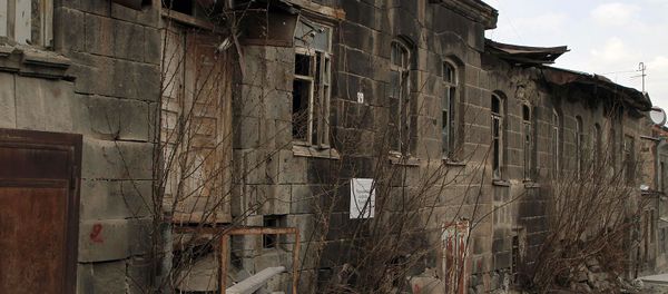 Обрушивающeеся зданиe музея-заповедника Кумайри на улице Шираза, Гюмри - Sputnik Արմենիա