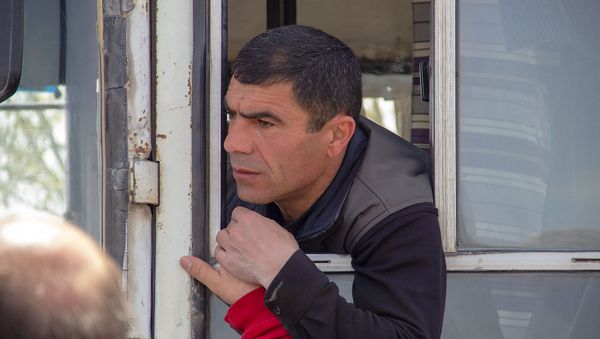 Сотрудники Арарат цемента перекрыли дорогу, ведущую к заводу (15 апреля 2019). Арарат - Sputnik Армения