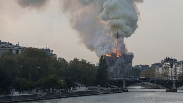 Пожар в соборе Нотр-Дам в центре Парижа (15 апреля 2019). Франция - Sputnik Армения
