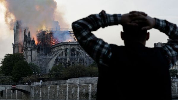 Пожар в соборе Нотр-Дам в центре Парижа (15 апреля 2019). Франция - Sputnik Армения