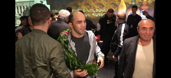 Армянские борцы вернулись с Чемпионата Европы: спортсменов встретили в Звартноце - Sputnik Армения