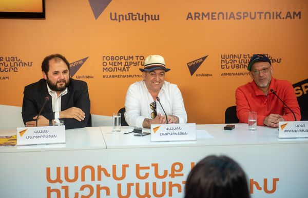 Ваан Мартиросян, Ваагн Айрапетян и Арто Тунчбояджян на пресс-конференции о ходе концерта Gate of Frequency (17 апреля 2019). Еревaн - Sputnik Армения